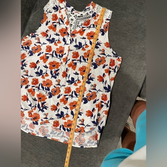 Market and Spruce XXL Sleveless Floral Top with Crochet Back - Picture 7 of 8